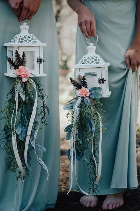 Bridesmaid lanterns Wedding Lantern Bridesmaids, Lantern Bridal Bouquet, Wedding Lanterns Bouquet, Lantern Flowers Wedding, Bridesmaid With Lanterns, Non Bouquets Alternative Wedding, Lantern Wedding Bouquets, Alternate Bridesmaid Bouquet Ideas, Lanterns For Bridesmaids To Carry