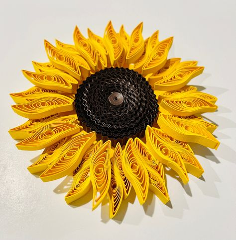 Quilling Sunflower, Quilling Gifts, Fall Mason Jar Crafts, Diy Quilling Crafts, Quilling Flower Designs, Paper Quilling For Beginners, Fall Mason Jars, Art Sunflower, Paper Quilling Cards