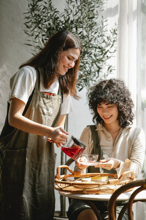 Cheerful ethnic coworkers with teapot at table · Free Stock Photo Funny Face Swap, Countryside Aesthetic, Restaurant Photography, Harmony With Nature, Weird Images, Organic Green Tea, Face Swaps, Coffee Photos, People Eating