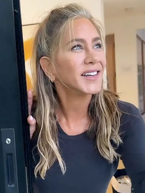 Jennifer Aniston Gray Hair, Jennifer Aniston Hair Color 2023, Jennifer Aniston Grey Hair, Jennifer Anniston Hair Colour, Jennifer Aniston Hair 2023, Jennifer Aniston Layered Hair, Grey Blonde Hair Going Gray, Grey Hair Growing Out, Grey Hair Hairstyles