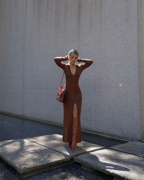 Maxi Dress Aesthetic, Brown Knit Dress, Brown Maxi Dress, Sandal Tali, Formal Maxi Dress, Look Adidas, Estilo Indie, Skandinavian Fashion, Maxi Dresses Fall