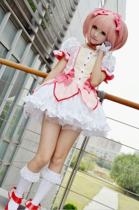 Madoka Kaname from Puella Magi Madoka Magica the perfect little gurl I'd love to be justso cute Madoka Cosplay, Asian Cosplay, Anime Wigs, Kawaii Cosplay, Cosplay Tutorial, Cosplay Tips, Amazing Cosplay, Cute Cosplay, Manga Cosplay