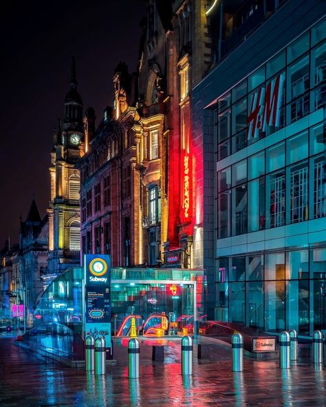 Life in Glasgow! on Instagram: “Empty city centre on a rainy night ☔ ➖➖➖➖➖➖➖➖➖➖➖➖➖➖ Photo by @a.scotgarians.journey 🔽🔽🔽🔽🔽🔽🔽🔽🔽🔽🔽🔽🔽🔽🔽 Use #GlasgowLife to get featured 📷 🔼 🔼…” Glasgow City Centre, Glasgow City, Night Photo, Rainy Night, Gap Year, Modern City, City Centre, Night Time, Glasgow