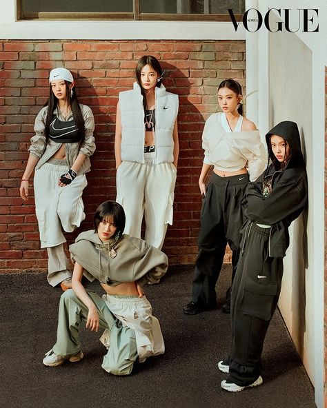 NewJeans Gets Sporty In Nike For New VOGUE Korea Story Cover Photoshoot, Group Photoshoot, Y2k Photos, Korean Picture, Vogue Magazine Covers, Fashion Idol, New Jeans Style, Kpop Group, Solo Pics