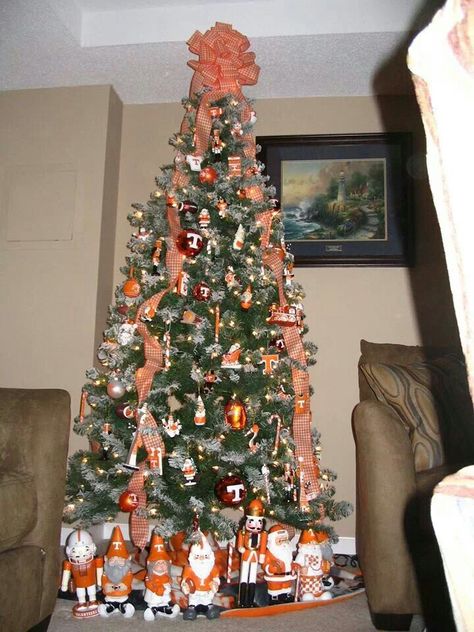 Love Christmas in Tennessee Vols Christmas Tree, Christmas In Tennessee, Tennessee Crafts, Orange Christmas Tree, Ut Vols, Ut Football, Tennessee Christmas, Rocky Top Tennessee, Tennessee Volunteers Football