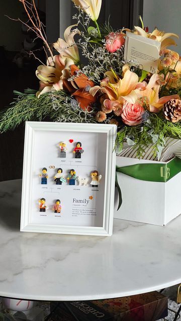 Lego Family Portrait, Lego Frame Diy, Personalized Lego Figures, Lego Family Frame, Lego Frames Ideas, Lego Diy Gifts, Lego Quotes, Lego Gift Ideas, Lego Gift Box