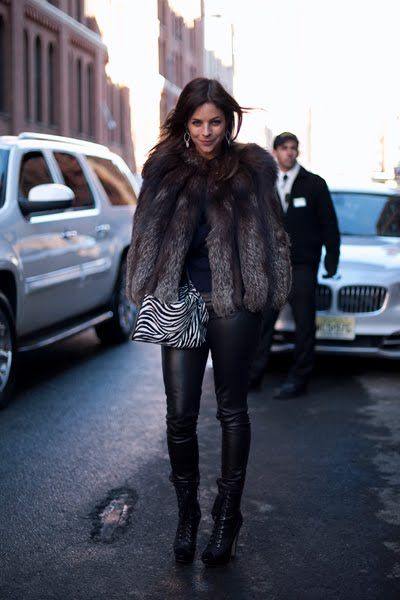 Julia Restoin-Roitfeld At Preen Fall 2010 Julia Roitfeld, Black Pencil Skirt Outfit, Jean Shirt Outfits, Celebrity Winter Style, Pencil Skirt Outfit, Zebra Purse, Julia Restoin Roitfeld, Outfit Jean, Shirt Outfits