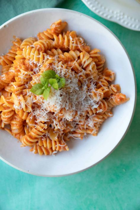 This roasted red pepper pasta is a weeknight winner! Made without cream, it’s a simple, flavorful dish featuring roasted red peppers, garlic, and a sprinkle of Parmesan for that perfect touch of richness. Vegetarian and ready in just 20 minutes, this pasta is easy to make and so delicious—ideal for a cozy, satisfying meal any night of the week! Roasted Pepper Pasta, Bell Pepper Pasta, Roasted Red Pepper Pasta, Red Pepper Pasta, Roasted Red Pepper Sauce, Pasta Sauce Homemade, Cherry Tomato Pasta, Pepper Pasta, Red Pepper Sauce