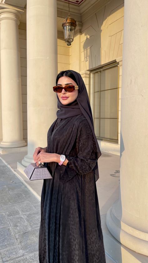 Black Abaya Outfit, Black Dress Hijab, Abaya Fashion Black, Classy Hijab Outfits, Black Hijab Outfit, Arabic Outfit, Elegant Abayas, Abaya Modest, Muslim Long Dress