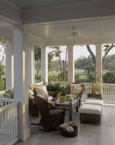 Lovely Veranda Design Ideas For Inspiration (40) Farm Goals, Carolina House, Southern Living House Plans, Building A Porch, Casa Exterior, Island House, Home Porch, Front Porches, House With Porch