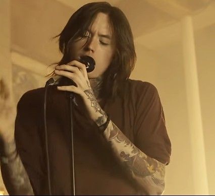 Noah Sebastian Wolf Cut, Noah Sebastian Long Hair, Noah Sebastian Boyfriend Material, Tatto Boys, Spooky Music, Bad Omens Noah, Alt Men, Men Long Hair, Emo Boyfriend