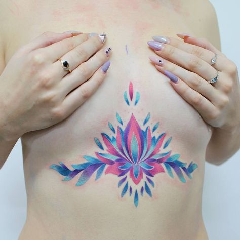 18 Stunning Underboob Tattoos That'll Seriously Make You Want One Too Full Body Henna, Tattoo Sternum, Underboob Tattoos, Underboob Tattoo Designs, Tattoo Floral, Bug Tattoo, Underboob Tattoo, Chest Tattoos For Women, Floral Tattoo Design