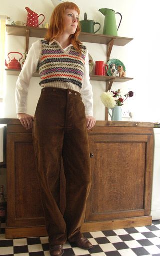 Brown high waisted trousers Sweater And High Waisted Jeans Outfit, Corduroy Pants 70s, Brown Outfit Inspiration, High Waisted Brown Pants Outfit, Brown Corduroy Pants Outfit 70s, Brown Corduroy Trousers Outfit, Brown Corduroy Trousers, High Waisted Corduroy Pants Outfit, Styling Brown Corduroy Pants