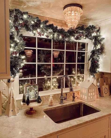 18 Most Beautiful And Festive Christmas Garland Decorating Ideas Christmas Garland Decorating Ideas, Decorating Ideas Christmas, Cozy Christmas Decor, Christmas Apartment, Christmas Decor Inspiration, Christmas Kitchen Decor, Christmas Decorations For The Home, Christmas Room, Indoor Christmas Decorations