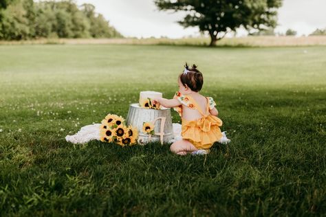 Baby sunflower photo shoot Birthday Photoshoot Outdoor, 1st Birthday Photoshoot Outdoor, Sunflower Photo Shoot, Sunflower 1st Birthday, Baby Sunflower, Sunflower Photoshoot, Birthday Pic, Sitter Sessions, Photoshoot Outdoor