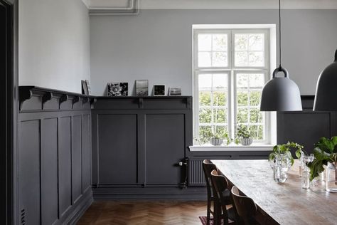 Post Image Swedish Country House, Black Wood Floors, European Home Decor, Dark Walls, Wood Trim, Parquet Flooring, Room Remodeling, Wainscoting, Apartment Room