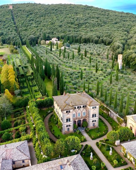 Spanish Style Home Exterior, Villa Cetinale, Roman Garden, Villa Toscana, Beautiful Villa, Dream Mansion, Spanish Style Home, Beautiful Houses Interior, Beautiful Villas