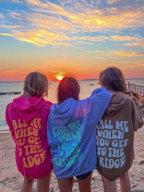 matching sweatshirt | best friends | beach | picture with friends | picture ideas | sunset | beach sunset | group photo Friends Picture Ideas, Fun Beach Pictures, Picture With Friends, Beach Photos Friends, Sunset Beach Pictures, Friend Group Pictures, Cute Beach Pictures, Friends Picture, Beach Instagram Pictures