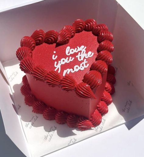 Heart Cake Aesthetic Red, Heart Shaped Cake For Boyfriend, Heart Shape Cake Aesthetic, Romantic Cake Design, Heart Shape Valentines Cake, Heart Cake For Boyfriend, Cake Decorating Valentines Day, Valentines Day Wedding Cake, Cute Heart Shaped Cakes