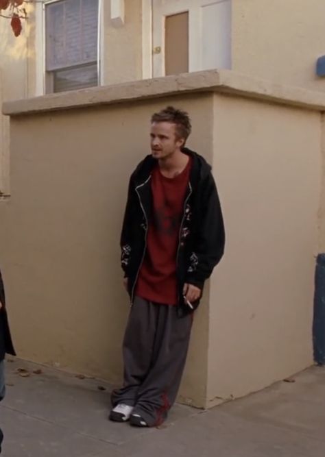 Jessy Pinkman Style, Season 1 Jesse Pinkman, Jesse Pinkman Season 1 Outfits, Jessie Breaking Bad Outfits, Jesse Pink Man Outfits, Jesse Pinkman Outfit Halloween, Jessie Pinkman Aesthetic, Jesse Pinkman Silly, Jesse Pinkman Fits