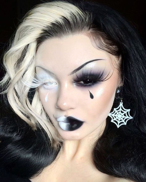 50.8k Likes, 399 Comments - Nova (@vocallyshook) on Instagram: “✖️⚪️🕸• BLACK & WHITE•🕸⚫️✖️ • • recreation of a ‘Saint & Sinner’ look I created a while ago🖤 ______…” Black And White Makeup, Holloween Makeup, Cool Halloween Makeup, Halloween Eye Makeup, Halloween Makeup Inspiration, White Makeup, Halloween Tattoo, Edgy Makeup, Crazy Makeup