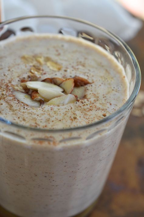 Almond Milk Breakfast Smoothie Recipe - a healthy and satisfying breakfast made with almond butter, almond milk, banana, maple syrup and oats. dairy free, vegan Milk Smoothie Recipes, Almond Milk Smoothie Recipes, Milk Banana, Menu Sarapan Sehat, Resep Smoothie, Smoothie Fruit, Smoothies With Almond Milk, Milk Smoothie, Overnight Oat