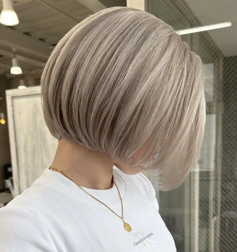 Jaw-Length Curled Under Bob Bob Pendek, Ash Blonde Bob, Beige Blonde Balayage, Asymmetrical Bob Short, Classic Bob Haircut, Chic Haircut, Textured Haircut, Short Bob Haircuts, Hair Makeover