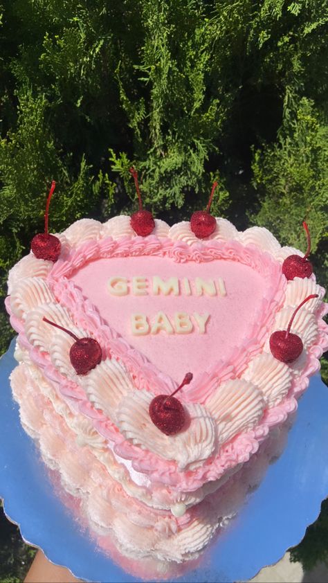 Pastelito #aesthetic #geminibaby #buttercreamcake #pinidea #candymuffin #pasteles #buttercream #cakesofinstagram #cakeideas #monterrey Gemini Baby Cake, Gemini Birthday Cake, Gemini Cake, Heart Shaped Birthday Cake, 17 Birthday Cake, Cake Heart, 22 Birthday, 17 Birthday, Heart Ideas