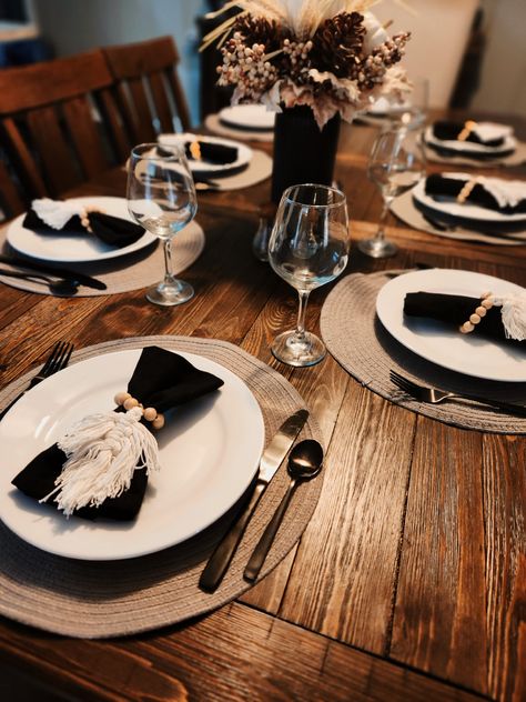 White Plates Black Silverware Table Setting, Black And White Table Setting Casual, Black And Brown Table Setting, Black And Beige Table Setting, Black Napkin Table Setting, Black Silverware Table Settings, Modern Table Setting Everyday, Thanksgiving Plate Setting, Table Setting Everyday