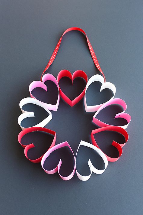 Selamat Hari Valentine, Heart Wreaths, Saint Valentin Diy, Valentines Bricolage, Valentine Door Decorations, February Crafts, Idee Babyshower, Kraf Kertas, Diy Valentine's Day Decorations