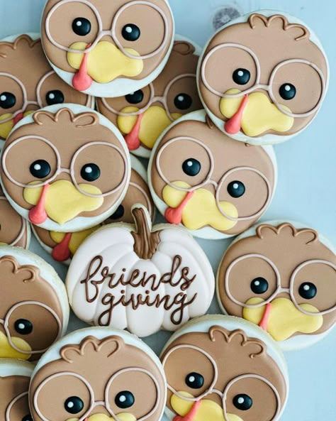 Turkey Face Cookies Decorated, Thanksgiving Flooded Cookies, Fall Cookie Class Ideas, Thanks Giving Royal Icing Cookies, Thanksgiving Themed Sugar Cookies, Cute Fall Cookies Decorated, November Cookies Decorated, Round Fall Cookies Decorated, Thanksgiving Royal Iced Cookies