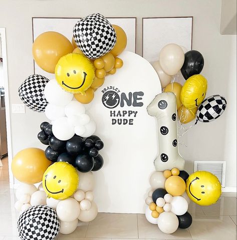 Get this complete diy look! From a balloon garland, custom phrase, to a balloon tower! #diyballoongarland #DIYballoons #Onehappydude One Happy Dude Balloon Backdrop, One Happy Dude Birthday Party, Smiley Birthday, Dude Birthday Party, One Happy Dude Birthday, Diy Ballon, Dude Birthday, Baby First Birthday Themes, One Happy Dude