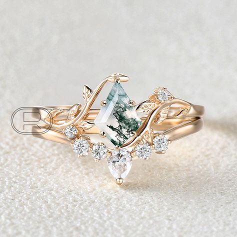 Fairy Core Engagement Rings, Nature Wedding Ring, Engagement Ring Sets, Agate Rings, Crystal Engagement Rings, Moss Agate Jewelry, Dream Rings, Jewelry Knowledge, Moss Agate Engagement Ring