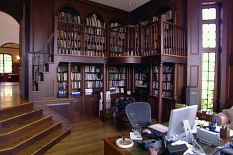 Home Library Study, Vintage Home Library, Comfy Rugs, Library Study Room, Library Study, Mansion Designs, Home Library Design, Home Libraries, Library Design