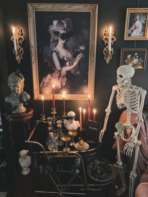 Luxury Halloween Decorations, Gothic Halloween Decorations Indoor, Vampire Halloween Decor, Baroque Halloween, Bridgerton Halloween, Halloween Home Decor Indoor, Glam Halloween Decor, Vampire Theme Party, Witches Decor