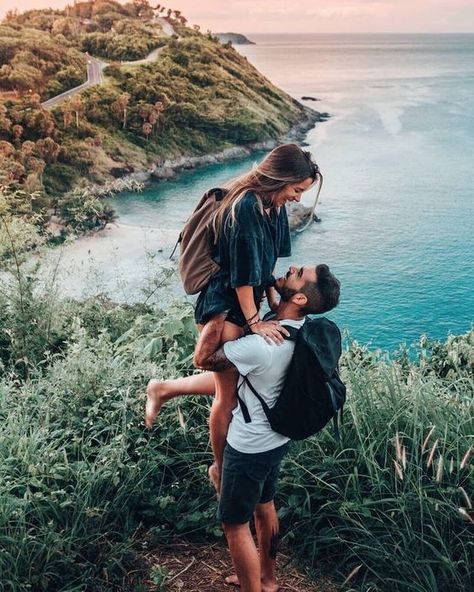 20 Hiking Picture Poses Ideas for Amateurs Couple Travel Photos, Hiking Pictures, Camping Outfits, Relationship Goals Pictures, I Want To Travel, Shooting Photo, Photo Couple, Travel The World, Take Pictures