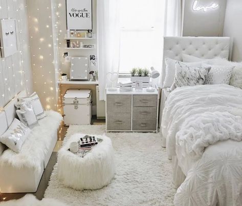 Small Girls Bedrooms, Zimmer Diy, Girls Bedroom Makeover, Aesthetic Bedroom Ideas, Bedroom Decor For Teen Girls, Redecorate Bedroom, Cozy Room Decor, Teen Bedroom Decor, Girl Bedroom Decor