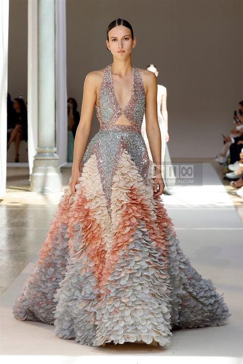 Elie Saab Couture Fall Winter 2022 Paris – NOWFASHION Stylish Top Design, Fashion Costume Halloween, 2022 Runway, Elie Saab Fall, Elie Saab Couture, Classy Prom Dresses, Dresses Casual Winter, Winter 2022, Kpop Fashion Outfits