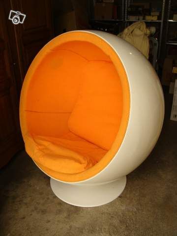 A must have one day, I have always wanted to have a chair like this, but I want to speakers in it and everything. Retro Futuristic Furniture, 70s Chair, Orange Egg Chair, Egg Chair 70s, 70s Desk Chair, 70s Furniture Accent Chairs, 70s Egg Chair, Groovy Swivel Chair, 70s Chairs