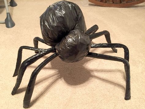 Diy Halloween House Decorations, Scary Halloween Decorations Outdoor Diy, Spider Diy, Diy Halloween Spider, Porta Halloween, Halloween Decorations Outdoor Porch, Diy Spider, Scary Halloween Decorations Outdoor, Scary Halloween Decorations Diy