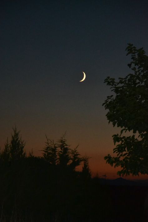 croissant de lune (ourches, drome) Night Sky, The Moon, Moon