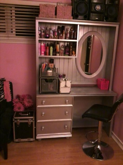 44e9449aae732cc69b83a539abb8c819 Diy Vanity Desk, Vanity Desk Ideas, Vanity Redo, Diy Vanity Table, Cheap Desk Chairs, Dresser Redo, Vanity Makeover, Diy Makeup Vanity, Salon Stations