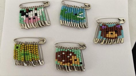 Bead Safety Pin Craft, Safety Pin Keychain Beads, Beaded Safety Pin Patterns, Safety Pin Bead Crafts, Diy Bag Pins, Safety Pin Beads, Safety Pin Jewelry Patterns, Safety Pin Art, Beaded Animals Tutorial