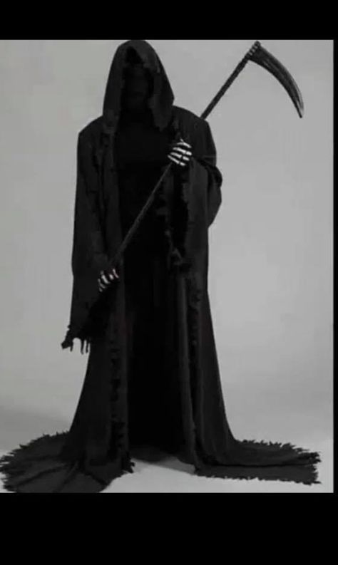 Grim Reaper Holding Scythe, Halloween Costumes Grim Reaper, Grim Reaper Costume Men, Grim Reaper Costume Female, Grim Reaper Costume Women, Grim Reaper Hood, Grim Reaper Painting, Grim Reaper Outfit, Grim Reaper Cloak