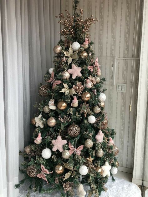 Christmas Tree Goals, Bathroom Quotes Decor, Pink Christmas Tree Decorations, Rose Gold Christmas Tree, Rose Gold Christmas Decorations, Victorian Hallway, Floral Christmas Tree, Gold Christmas Tree Decorations, Christmas Decorations Apartment