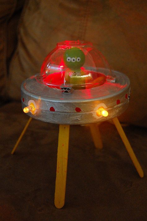 How to make an alien spaceship - love this! Alien Stuff, Diy Lantern, Alien Crafts, Alien Party, Alien Halloween, Ikat Bag, Reading Festival, Laughing Cow, Alien Spaceship