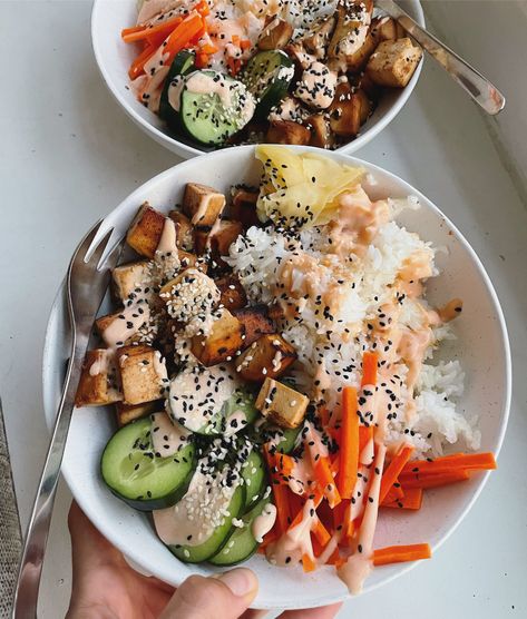 Easy Sushi Bowls - Erin Ireland Erin Ireland, Tofu Sushi, Sushi Bowl Recipe, Sushi Bowls, Vegetarian Sushi, Easy College Meals, Easy Sushi, Weekly Dinner, Sushi Bowl