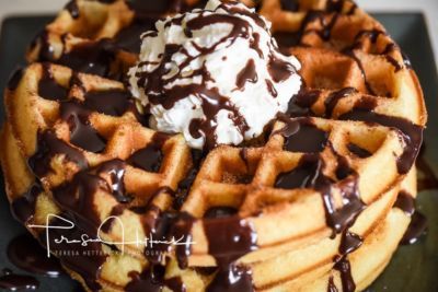 Waffles With Chocolate, Waffle Chocolate, Crazy Dough, Churro Waffles, Kitchen Hacks Food, Bigger Bolder Baking, Starbucks Recipes, Waffle Iron, Bread And Pastries