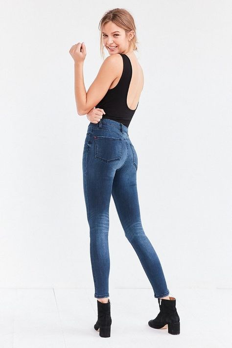 Poses In Jeans, Female Modeling Poses, Mode Poses, How To Pose For Pictures, Pose For Pictures, Superenge Jeans, Fashion Model Poses, Model Images, 사진 촬영 포즈