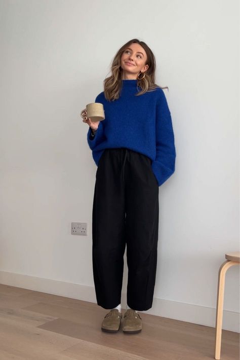 Cute Professor Outfits, Crunchy Work Outfits, Modern Authentic Style, Black Chunky Sweater Outfit, Joggers Winter Outfit Women, Oversized Office Outfit, Mum Fashion 2023, Outfits For 30 Degree Weather, Fall Oversized Outfits